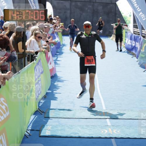 10.08.2025 - GEWOBA Citytriathlon Bremen H.Heesch http://msf.ph/oto/8555297 10.08.2025 14:17:10 Ziel 813, 897 meine-sportfotos.de
