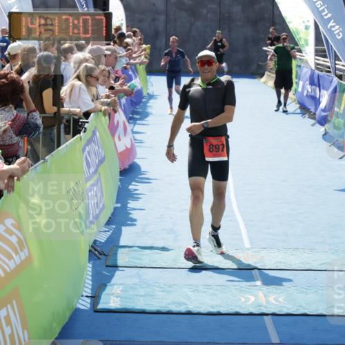 10.08.2025 - GEWOBA Citytriathlon Bremen H.Heesch http://msf.ph/oto/8555298 10.08.2025 14:17:10 Ziel 813, 897 meine-sportfotos.de