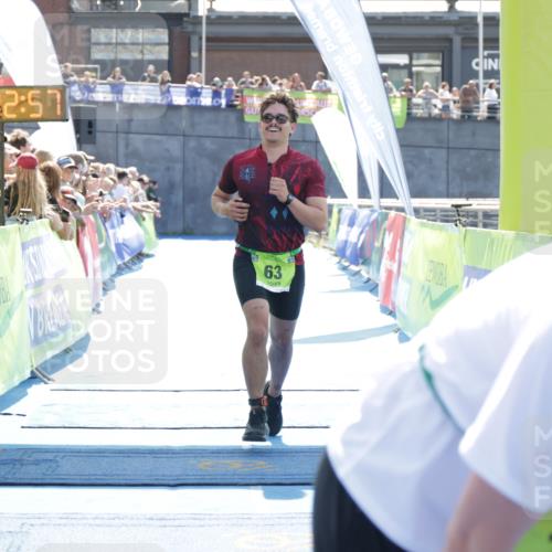 10.08.2025 - GEWOBA Citytriathlon Bremen H.Heesch http://msf.ph/oto/8555299 10.08.2025 15:23:01 Ziel 63, 108 meine-sportfotos.de