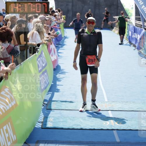 10.08.2025 - GEWOBA Citytriathlon Bremen H.Heesch http://msf.ph/oto/8555302 10.08.2025 14:17:10 Ziel 813, 897 meine-sportfotos.de
