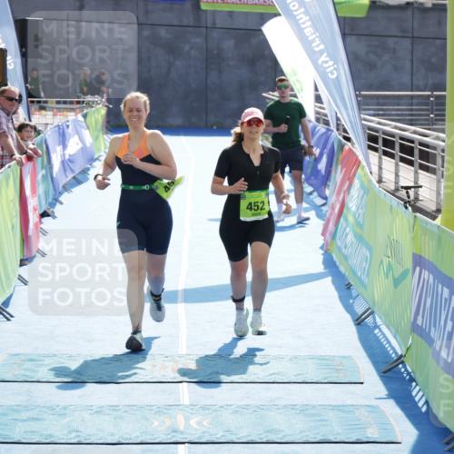 10.08.2025 - GEWOBA Citytriathlon Bremen H.Heesch http://msf.ph/oto/8555346 10.08.2025 15:57:43 Ziel 452, 454 meine-sportfotos.de