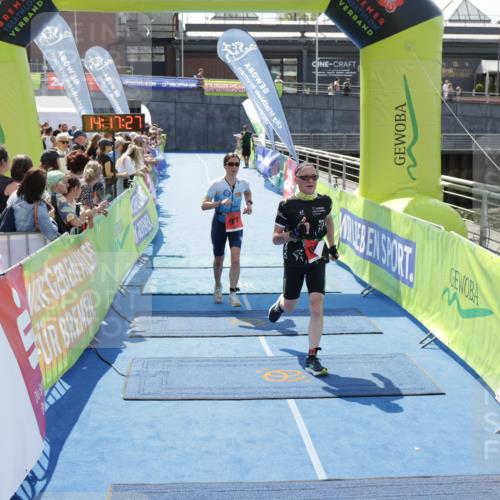 10.08.2025 - GEWOBA Citytriathlon Bremen H.Heesch http://msf.ph/oto/8555357 10.08.2025 14:17:30 Ziel 892, 977 meine-sportfotos.de