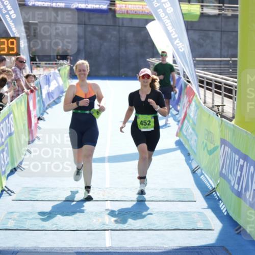 10.08.2025 - GEWOBA Citytriathlon Bremen H.Heesch http://msf.ph/oto/8555365 10.08.2025 15:57:44 Ziel 452, 454 meine-sportfotos.de