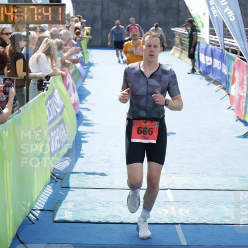 10.08.2025 - GEWOBA Citytriathlon Bremen H.Heesch http://msf.ph/oto/8555375 10.08.2025 14:17:44 Ziel 666, 764, 900 meine-sportfotos.de