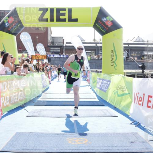 10.08.2025 - GEWOBA Citytriathlon Bremen H.Heesch http://msf.ph/oto/8555409 10.08.2025 15:23:47 Ziel 98, 209, 363, 372 meine-sportfotos.de