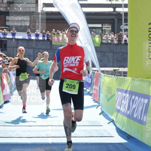 10.08.2025 - GEWOBA Citytriathlon Bremen H.Heesch http://msf.ph/oto/8555417 10.08.2025 15:23:49 Ziel 98, 209, 363, 372 meine-sportfotos.de