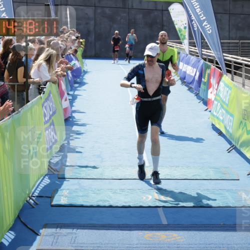 10.08.2025 - GEWOBA Citytriathlon Bremen H.Heesch http://msf.ph/oto/8555464 10.08.2025 14:18:15 Ziel 702, 752, 1039 meine-sportfotos.de