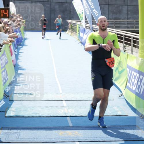10.08.2025 - GEWOBA Citytriathlon Bremen H.Heesch http://msf.ph/oto/8555475 10.08.2025 14:18:17 Ziel 702, 752, 1039 meine-sportfotos.de