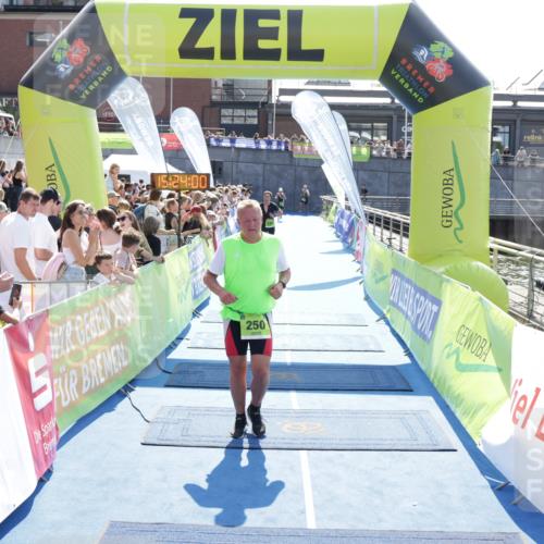 10.08.2025 - GEWOBA Citytriathlon Bremen H.Heesch http://msf.ph/oto/8555476 10.08.2025 15:24:03 Ziel 154, 250, 360 meine-sportfotos.de