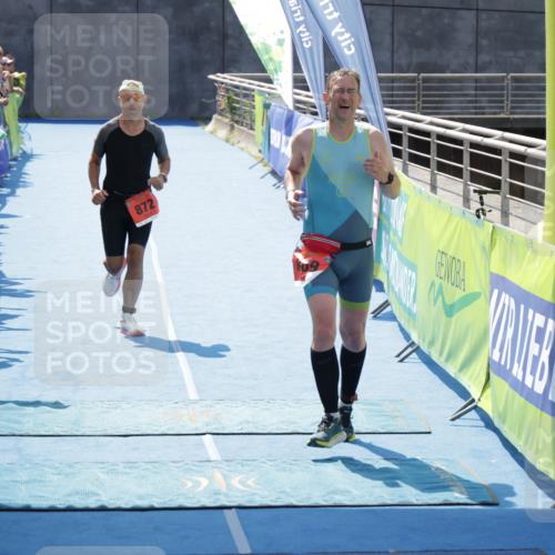 10.08.2025 - GEWOBA Citytriathlon Bremen H.Heesch http://msf.ph/oto/8555483 10.08.2025 14:18:24 Ziel 702, 752, 869, 872 meine-sportfotos.de