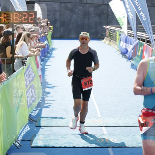 10.08.2025 - GEWOBA Citytriathlon Bremen H.Heesch http://msf.ph/oto/8555490 10.08.2025 14:18:25 Ziel 702, 869, 872 meine-sportfotos.de