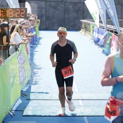 10.08.2025 - GEWOBA Citytriathlon Bremen H.Heesch http://msf.ph/oto/8555493 10.08.2025 14:18:26 Ziel 869, 872 meine-sportfotos.de