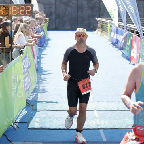 10.08.2025 - GEWOBA Citytriathlon Bremen H.Heesch http://msf.ph/oto/8555496 10.08.2025 14:18:26 Ziel 869, 872 meine-sportfotos.de