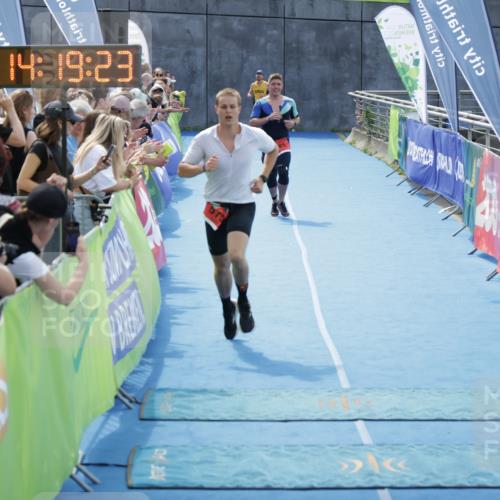 10.08.2025 - GEWOBA Citytriathlon Bremen H.Heesch http://msf.ph/oto/8555537 10.08.2025 14:19:27 Ziel 575, 681 meine-sportfotos.de