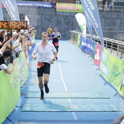 10.08.2025 - GEWOBA Citytriathlon Bremen H.Heesch http://msf.ph/oto/8555543 10.08.2025 14:19:27 Ziel 575, 681 meine-sportfotos.de