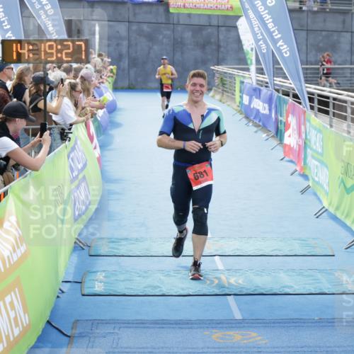 10.08.2025 - GEWOBA Citytriathlon Bremen H.Heesch http://msf.ph/oto/8555563 10.08.2025 14:19:31 Ziel 575, 681 meine-sportfotos.de