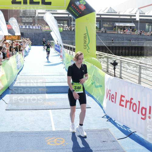 10.08.2025 - GEWOBA Citytriathlon Bremen H.Heesch http://msf.ph/oto/8555565 10.08.2025 15:24:25 Ziel 18, 19, 152, 325, 346 meine-sportfotos.de