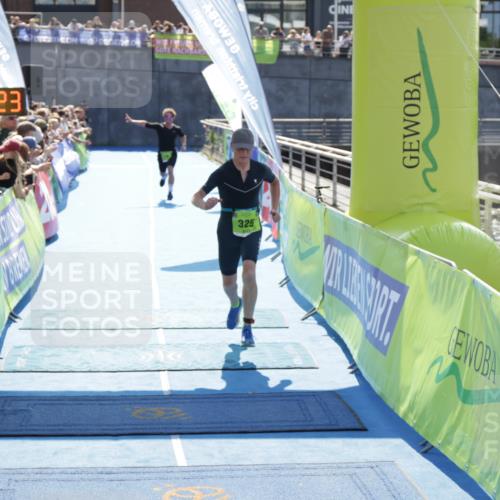 10.08.2025 - GEWOBA Citytriathlon Bremen H.Heesch http://msf.ph/oto/8555571 10.08.2025 15:24:27 Ziel 18, 19, 325, 346 meine-sportfotos.de