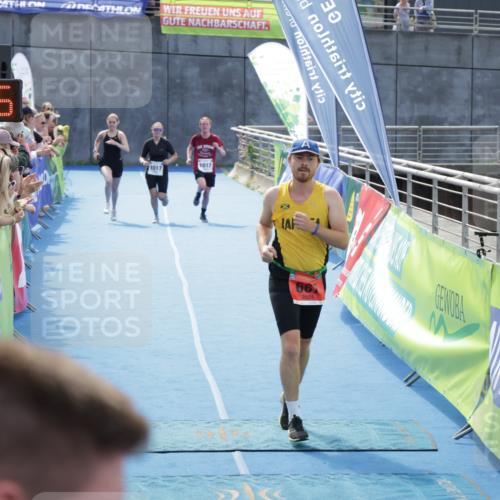 10.08.2025 - GEWOBA Citytriathlon Bremen H.Heesch http://msf.ph/oto/8555576 10.08.2025 14:19:38 Ziel 667, 681, 1017 meine-sportfotos.de