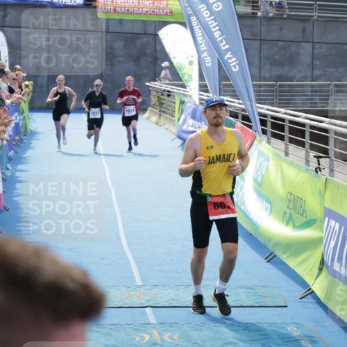 10.08.2025 - GEWOBA Citytriathlon Bremen H.Heesch http://msf.ph/oto/8555579 10.08.2025 14:19:39 Ziel 667, 1017 meine-sportfotos.de