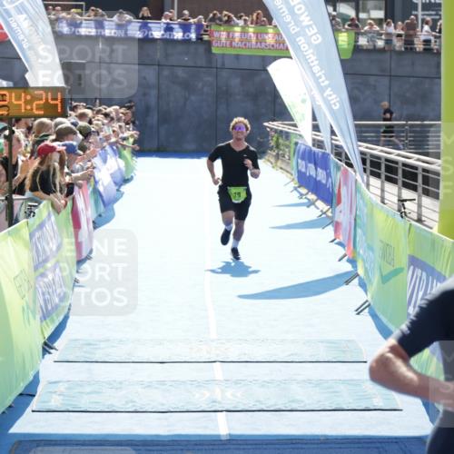 10.08.2025 - GEWOBA Citytriathlon Bremen H.Heesch http://msf.ph/oto/8555580 10.08.2025 15:24:28 Ziel 19, 325, 346 meine-sportfotos.de