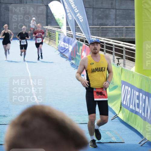 10.08.2025 - GEWOBA Citytriathlon Bremen H.Heesch http://msf.ph/oto/8555586 10.08.2025 14:19:39 Ziel 667, 1017 meine-sportfotos.de