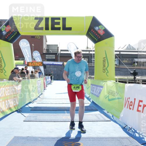 10.08.2025 - GEWOBA Citytriathlon Bremen H.Heesch http://msf.ph/oto/8555589 10.08.2025 16:01:29 Ziel 236 meine-sportfotos.de
