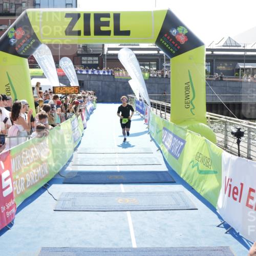 10.08.2025 - GEWOBA Citytriathlon Bremen H.Heesch http://msf.ph/oto/8555591 10.08.2025 15:24:29 Ziel 19, 325, 346 meine-sportfotos.de