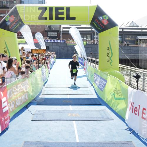 10.08.2025 - GEWOBA Citytriathlon Bremen H.Heesch http://msf.ph/oto/8555593 10.08.2025 15:24:30 Ziel 19, 325, 346 meine-sportfotos.de