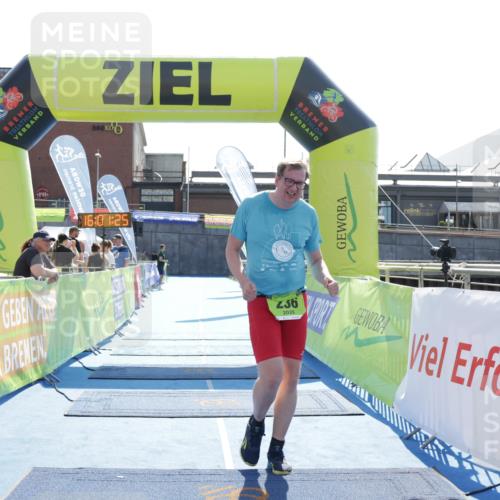10.08.2025 - GEWOBA Citytriathlon Bremen H.Heesch http://msf.ph/oto/8555602 10.08.2025 16:01:29 Ziel 236 meine-sportfotos.de