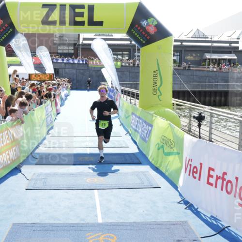 10.08.2025 - GEWOBA Citytriathlon Bremen H.Heesch http://msf.ph/oto/8555605 10.08.2025 15:24:31 Ziel 19, 325, 346 meine-sportfotos.de