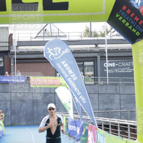 10.08.2025 - GEWOBA Citytriathlon Bremen H.Heesch http://msf.ph/oto/8555628 10.08.2025 14:20:09 Ziel 586, 688 meine-sportfotos.de