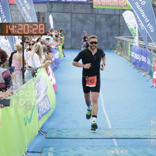 10.08.2025 - GEWOBA Citytriathlon Bremen H.Heesch http://msf.ph/oto/8555638 10.08.2025 14:20:32 Ziel 742, 858, 934 meine-sportfotos.de