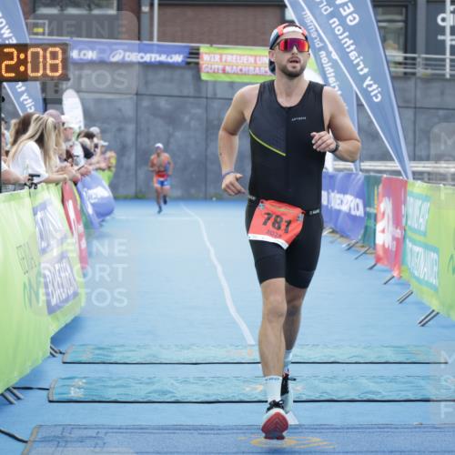10.08.2025 - GEWOBA Citytriathlon Bremen H.Heesch http://msf.ph/oto/8555812 10.08.2025 14:22:12 Ziel 781 meine-sportfotos.de