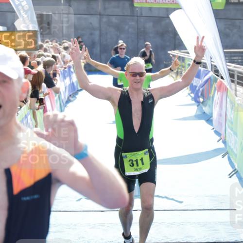 10.08.2025 - GEWOBA Citytriathlon Bremen H.Heesch http://msf.ph/oto/8555826 10.08.2025 15:25:59 Ziel 29, 298, 311, 323 meine-sportfotos.de