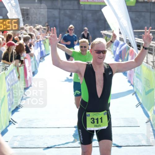 10.08.2025 - GEWOBA Citytriathlon Bremen H.Heesch http://msf.ph/oto/8555832 10.08.2025 15:26:00 Ziel 29, 298, 323 meine-sportfotos.de