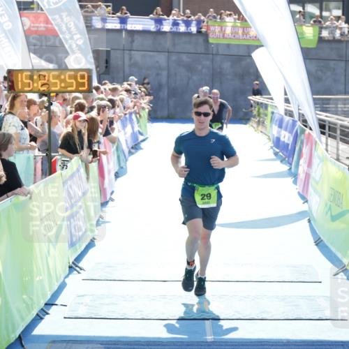 10.08.2025 - GEWOBA Citytriathlon Bremen H.Heesch http://msf.ph/oto/8555846 10.08.2025 15:26:03 Ziel 29, 298, 323 meine-sportfotos.de