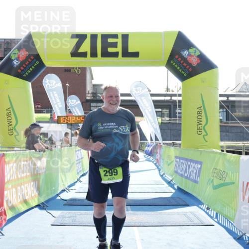 10.08.2025 - GEWOBA Citytriathlon Bremen H.Heesch http://msf.ph/oto/8555847 10.08.2025 16:02:49 Ziel 299 meine-sportfotos.de
