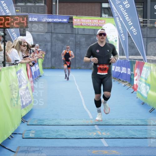 10.08.2025 - GEWOBA Citytriathlon Bremen H.Heesch http://msf.ph/oto/8555848 10.08.2025 14:22:27 Ziel 655, 689 meine-sportfotos.de