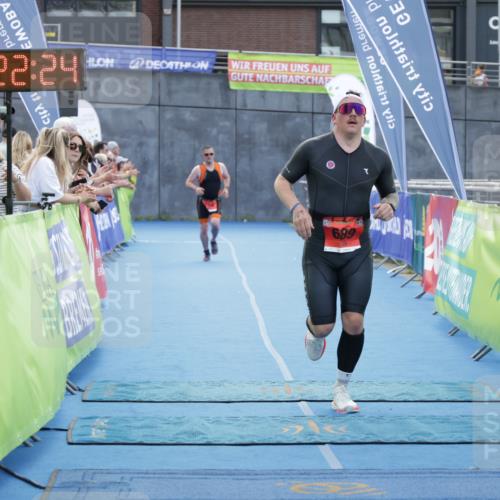 10.08.2025 - GEWOBA Citytriathlon Bremen H.Heesch http://msf.ph/oto/8555851 10.08.2025 14:22:28 Ziel 655, 689, 758 meine-sportfotos.de