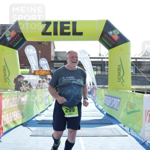 10.08.2025 - GEWOBA Citytriathlon Bremen H.Heesch http://msf.ph/oto/8555859 10.08.2025 16:02:49 Ziel 299 meine-sportfotos.de