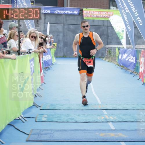 10.08.2025 - GEWOBA Citytriathlon Bremen H.Heesch http://msf.ph/oto/8555860 10.08.2025 14:22:34 Ziel 689, 758 meine-sportfotos.de