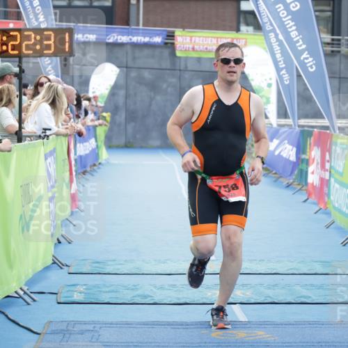 10.08.2025 - GEWOBA Citytriathlon Bremen H.Heesch http://msf.ph/oto/8555869 10.08.2025 14:22:35 Ziel 689, 758 meine-sportfotos.de