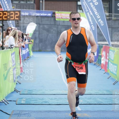 10.08.2025 - GEWOBA Citytriathlon Bremen H.Heesch http://msf.ph/oto/8555872 10.08.2025 14:22:35 Ziel 689, 758 meine-sportfotos.de