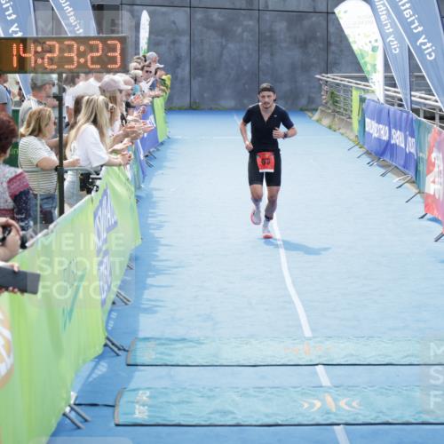 10.08.2025 - GEWOBA Citytriathlon Bremen H.Heesch http://msf.ph/oto/8555906 10.08.2025 14:23:27 Ziel 676 meine-sportfotos.de