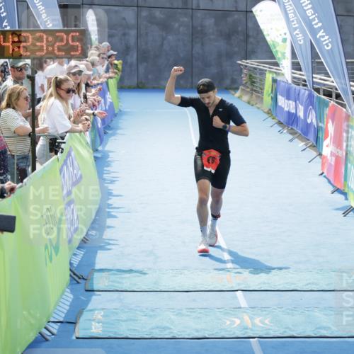 10.08.2025 - GEWOBA Citytriathlon Bremen H.Heesch http://msf.ph/oto/8555908 10.08.2025 14:23:28 Ziel 676 meine-sportfotos.de