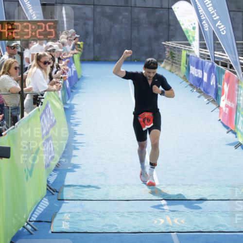 10.08.2025 - GEWOBA Citytriathlon Bremen H.Heesch http://msf.ph/oto/8555910 10.08.2025 14:23:28 Ziel 676 meine-sportfotos.de