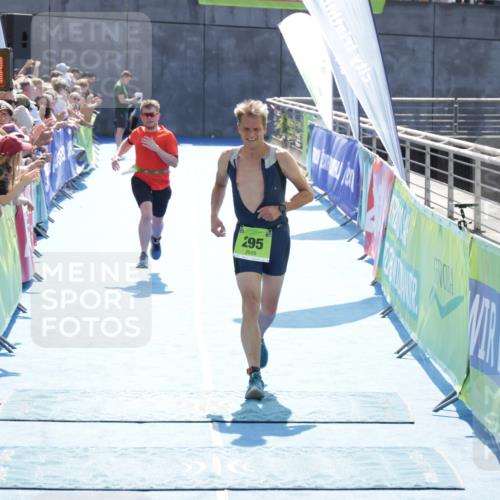 10.08.2025 - GEWOBA Citytriathlon Bremen H.Heesch http://msf.ph/oto/8556018 10.08.2025 15:26:58 Ziel 131, 295 meine-sportfotos.de