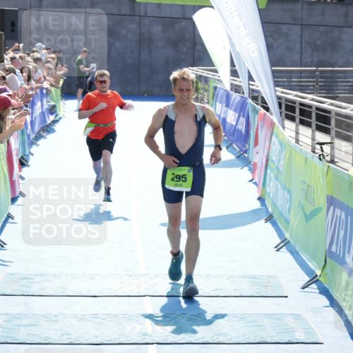 10.08.2025 - GEWOBA Citytriathlon Bremen H.Heesch http://msf.ph/oto/8556021 10.08.2025 15:26:58 Ziel 131, 295 meine-sportfotos.de