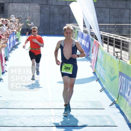 10.08.2025 - GEWOBA Citytriathlon Bremen H.Heesch http://msf.ph/oto/8556025 10.08.2025 15:26:59 Ziel 131, 295 meine-sportfotos.de